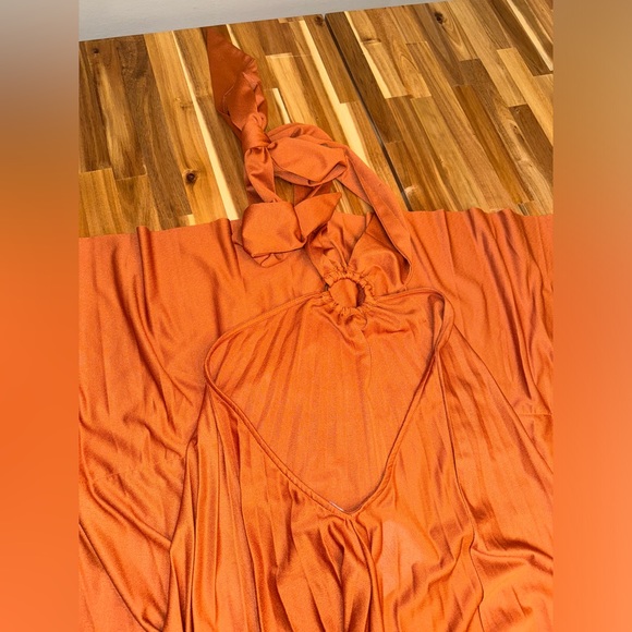 ASOS DESIGN halter trapeze pleated maxi dress with ring detail - Picture 3 of 8